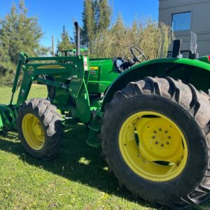 Tractor John Deere 5090E con pala cargadora