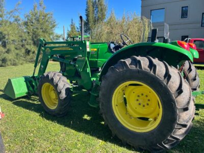 Tractor John Deere 5090E con pala cargadora