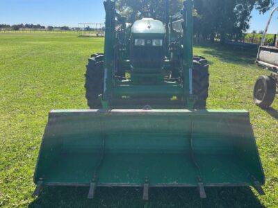 Tractor John Deere 5090E con pala cargadora