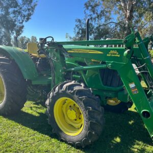 Tractor John Deere 5090E con pala cargadora