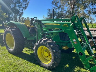 Tractor John Deere 5090E con pala cargadora