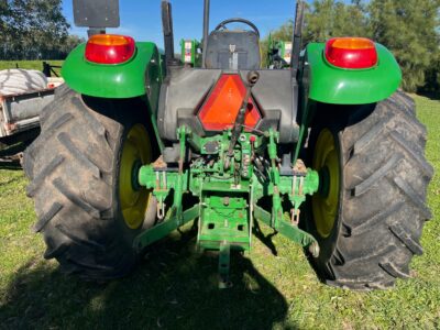 Tractor John Deere 5090E con pala cargadora