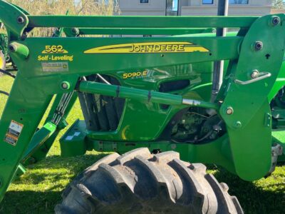 Tractor John Deere 5090E con pala cargadora