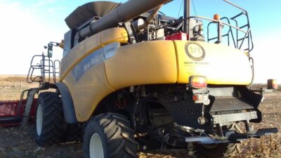 Cosechadora New Holland 9060 en excelente estado con plataforma de 35 pies