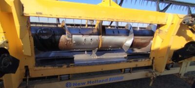 Cosechadora New Holland 9060 en excelente estado con plataforma de 35 pies
