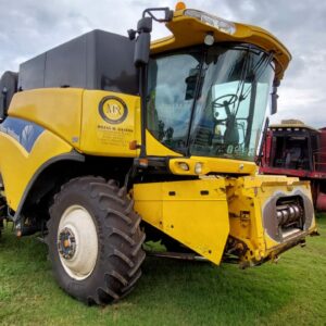 Cosechadora New Holland 9060 en excelente estado con plataforma de 35 pies