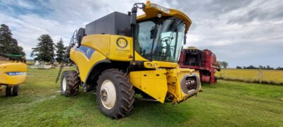 Cosechadora New Holland 9060 en excelente estado con plataforma de 35 pies