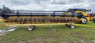 Cosechadora New Holland 9060 en excelente estado con plataforma de 35 pies