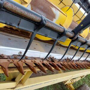 Cosechadora New Holland 9060 en excelente estado con plataforma de 35 pies