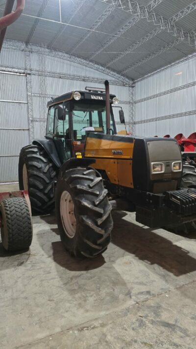Tractor Valtra doble tracción en excelente estado