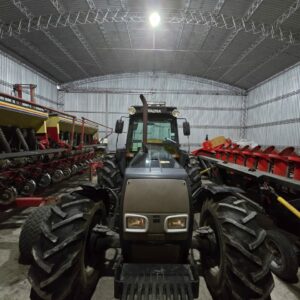 Tractor Valtra doble tracción en excelente estado