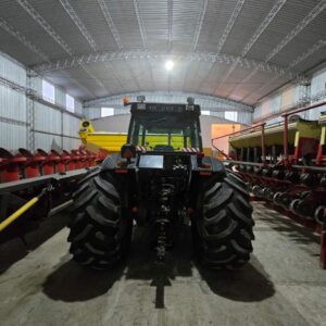 Tractor Valtra doble tracción en excelente estado