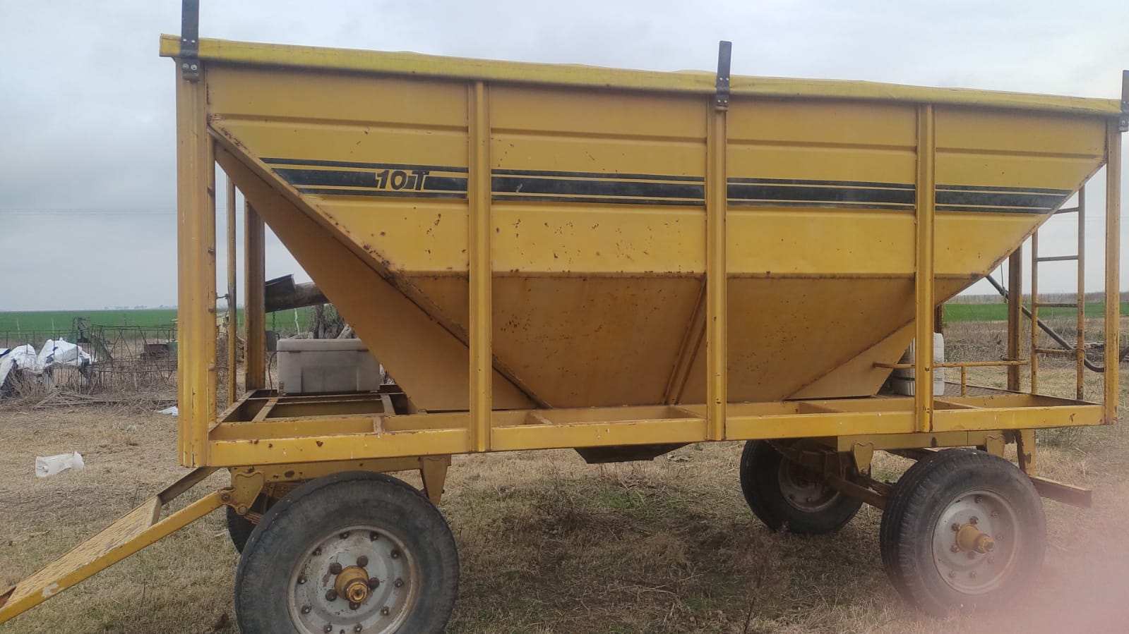 tolva de semillas y fertilizantes EL FIERRO