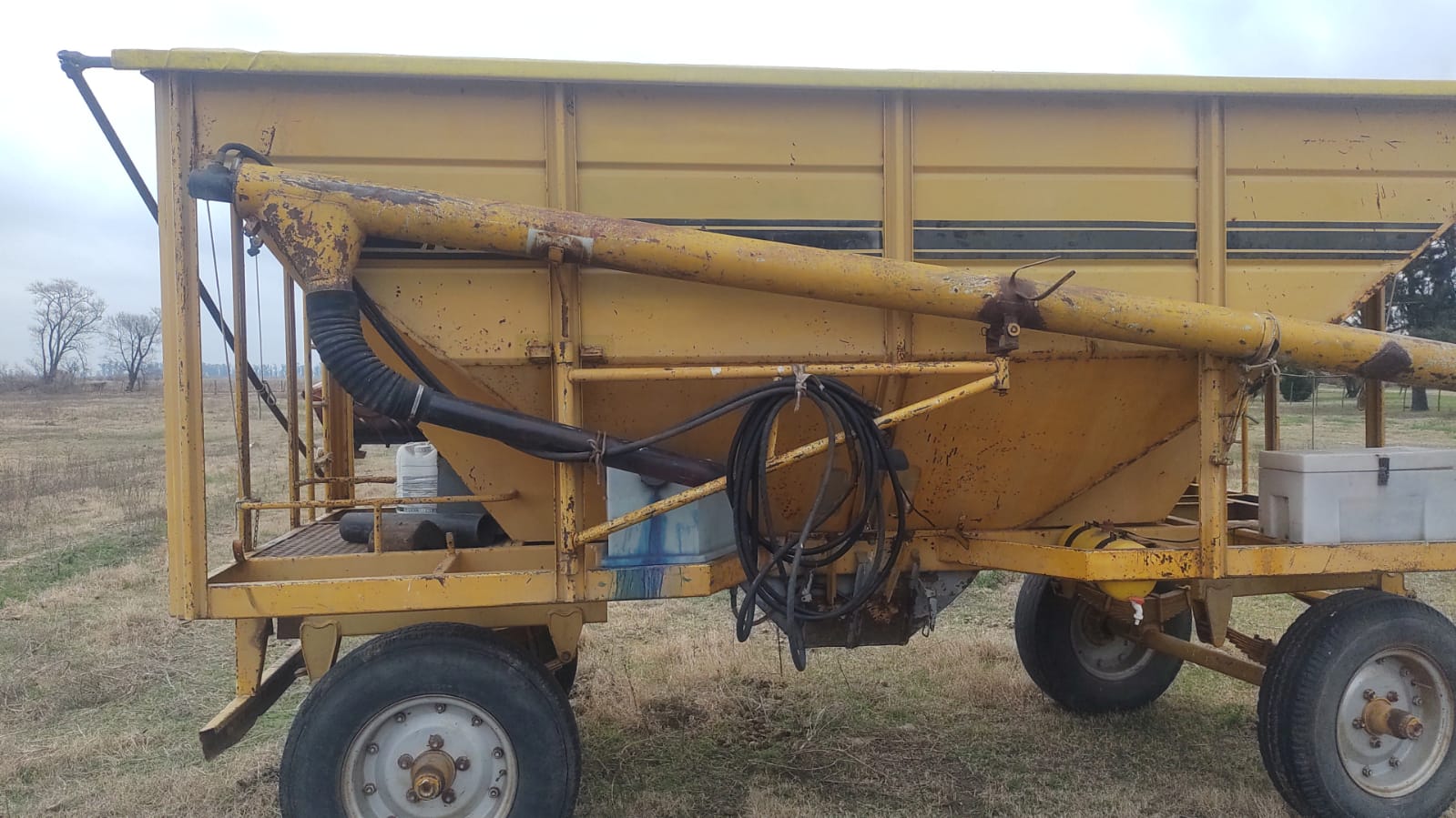 tolva de semillas y fertilizantes EL FIERRO