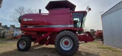Cosechadora Case IH 2388 Axial-Flow año 2006 color rojo con motor Cummins y plataforma de 30 pies, ubicada en Pergamino, Buenos Aires.
