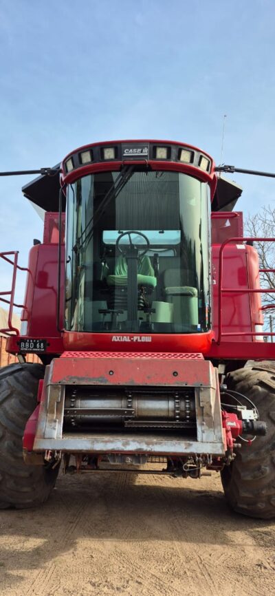 Cosechadora Case IH 2388 Axial-Flow año 2006 color rojo con motor Cummins y plataforma de 30 pies, ubicada en Pergamino, Buenos Aires.