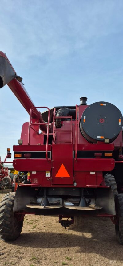 Cosechadora Case IH 2388 Axial-Flow año 2006 color rojo con motor Cummins y plataforma de 30 pies, ubicada en Pergamino, Buenos Aires.