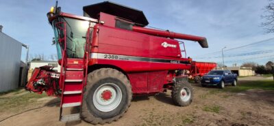 Cosechadora Case IH 2388 Axial-Flow año 2006 color rojo con motor Cummins y plataforma de 30 pies, ubicada en Pergamino, Buenos Aires.